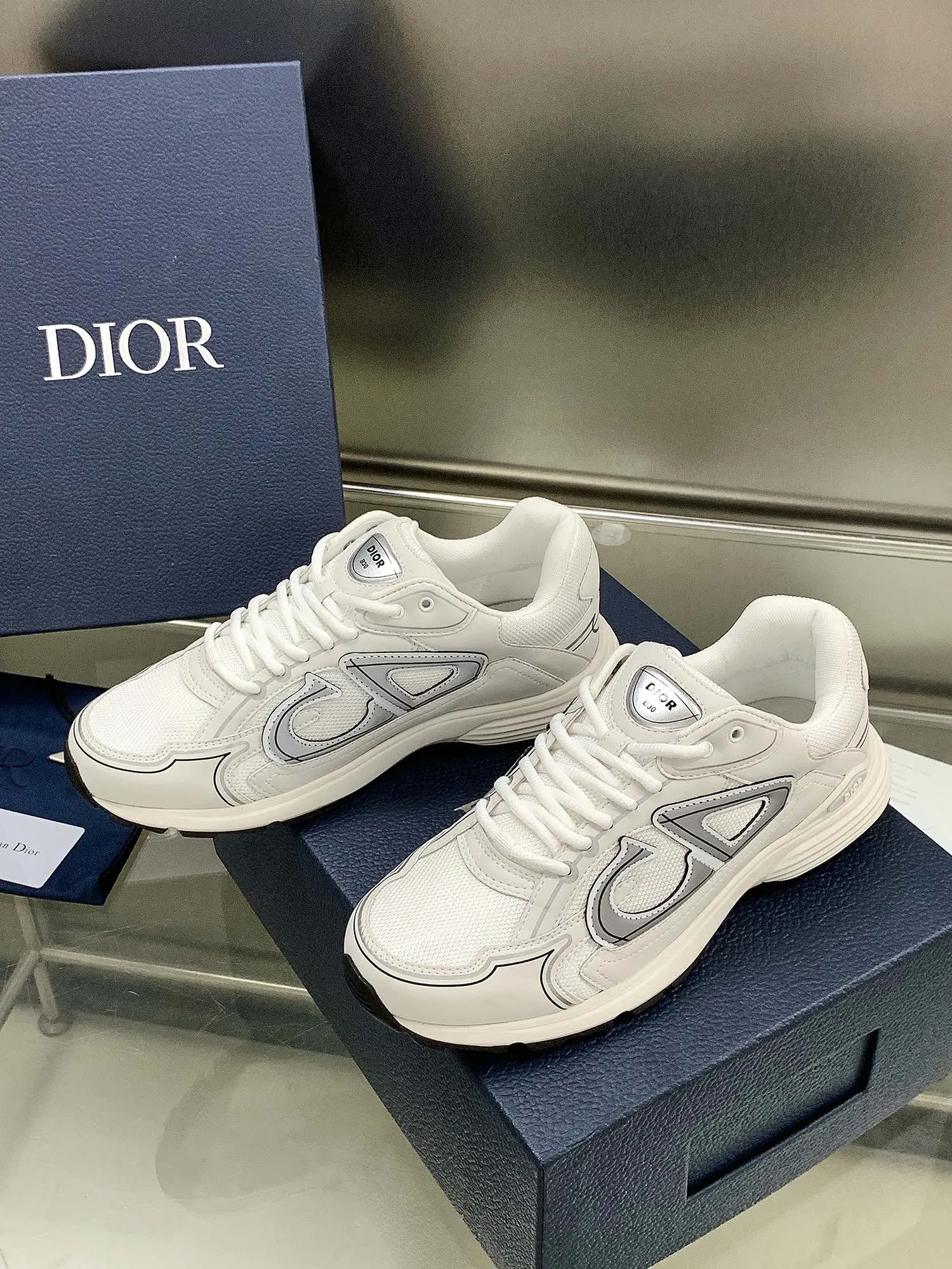👟👟Ex-factory price 660👟👟 Newly upgraded Dior B30 series dad sneakers. New B30 sneakers. Dad Shoes style shoes that follow the trend of the retro market. The Dior logo on the tongue also indicates that this pair of shoes is the B30 model! B30 uses fine-textured leather and mesh cloth materials to form a shoe body. There are conspicuous letters CD on both sides of the shoe body to indicate identity. Many lines on the shoe body outline details to make the shoes look less monotonous and full of retro flavor. The delivery counter is exquisitely packaged🛍📦 ▪️Fabric: Original customized technical fabric + mesh ▪️Inner lining: Customized breathable lining ▪️Outsole: IP+TPU outsole ▪️Sole thickness: 3.5CM ▪️Size: Women’s size 35-40 / Men’s size 39-45
